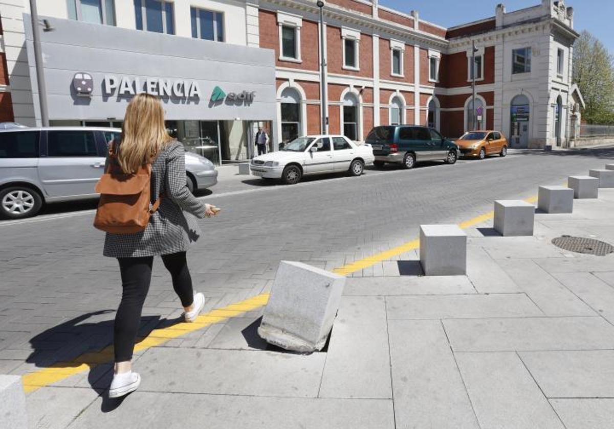 Imagen de archivo de una pasajera en la estación de tren de Palencia.