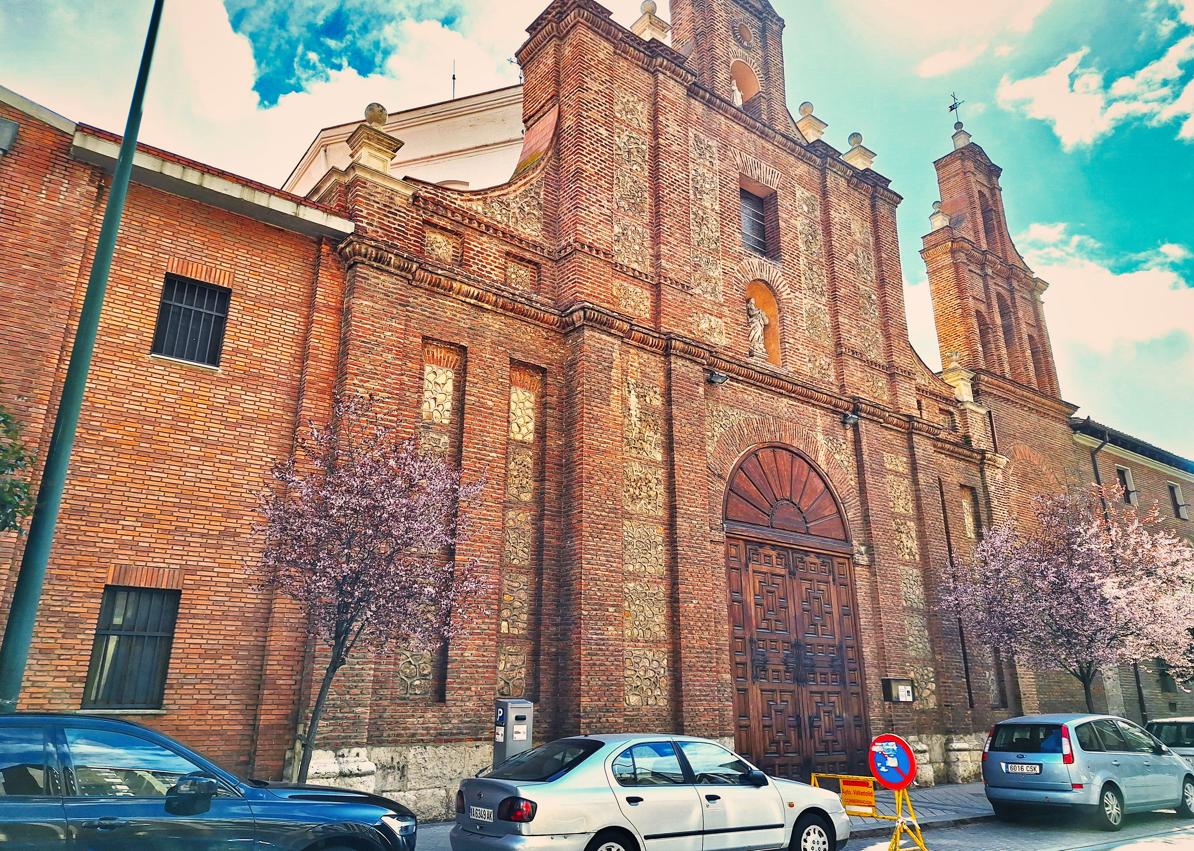 Imagen secundaria 1 - En la imagen más grande, la plaza de San Juan; en las dos más pequeñas, la fachada del Colegio de San Albano o de los Ingleses y la iglesia de San Juan Bautista.