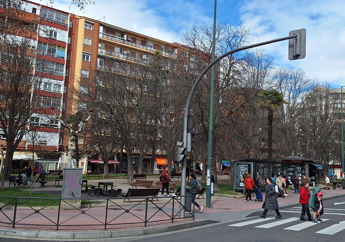 Imagen principal - En la imagen más grande, la plaza de San Juan; en las dos más pequeñas, la fachada del Colegio de San Albano o de los Ingleses y la iglesia de San Juan Bautista.