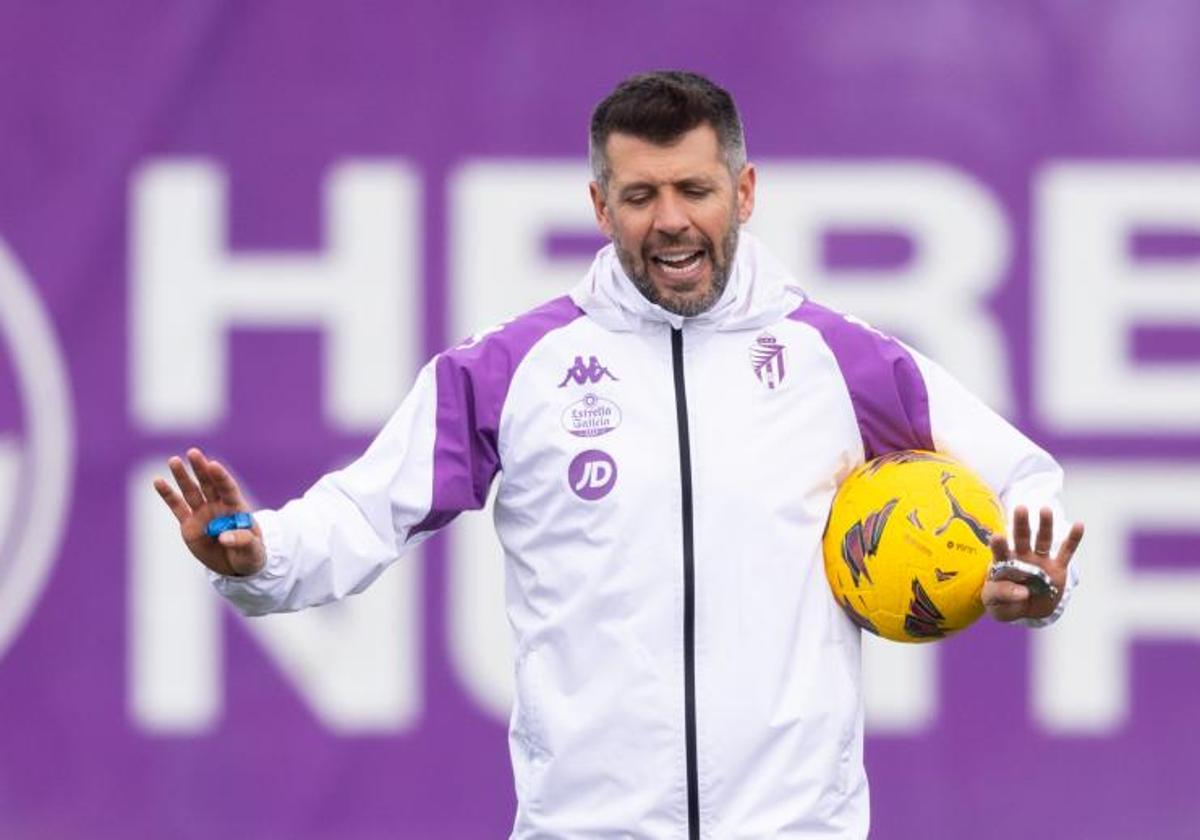 Paulo Pezzolano gesticula durante un entrenamiento con el Real Valladolid.