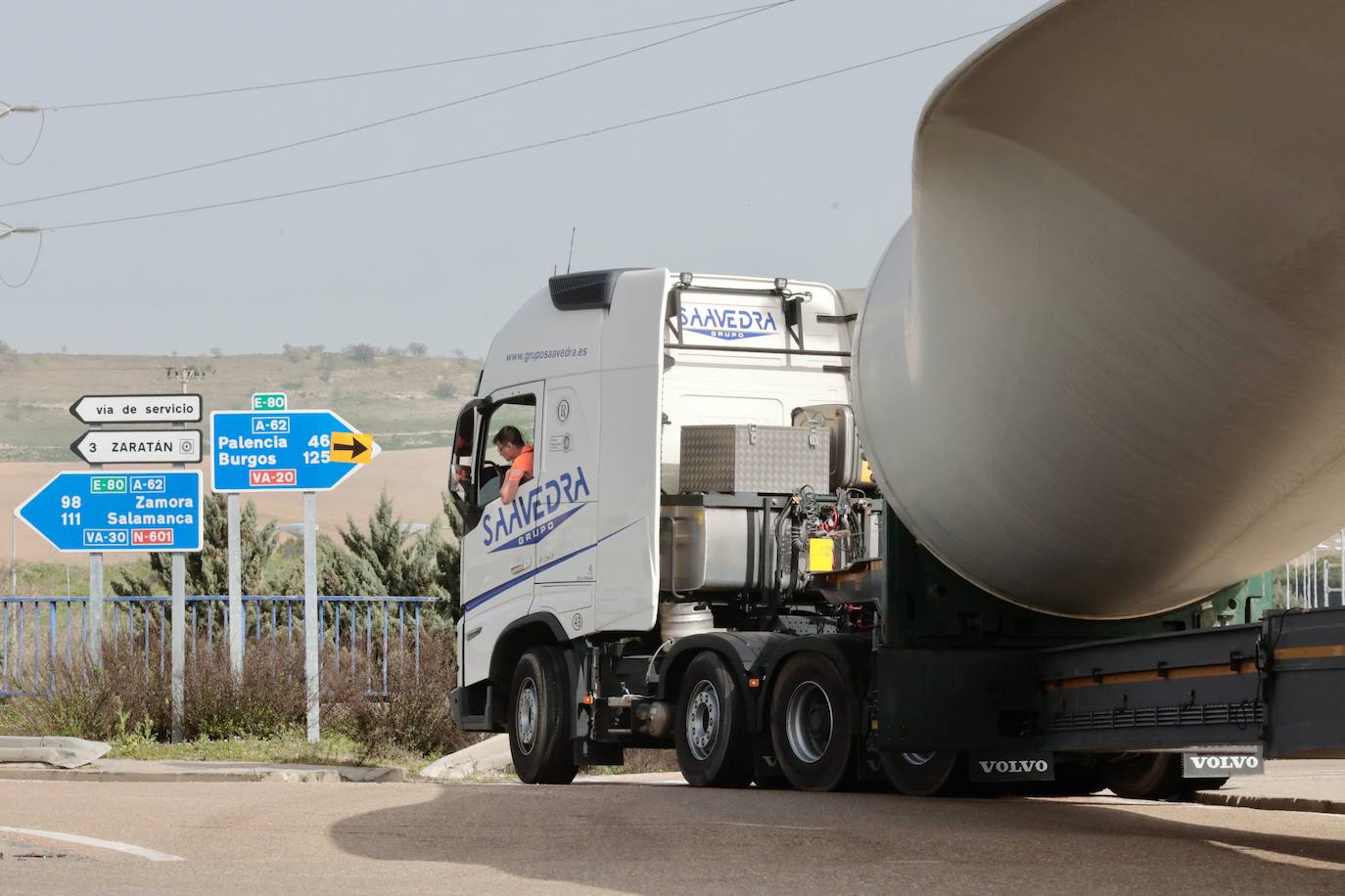 Tres camiones cargados con palas eólicas se atascan en la N-601 en Valladolid