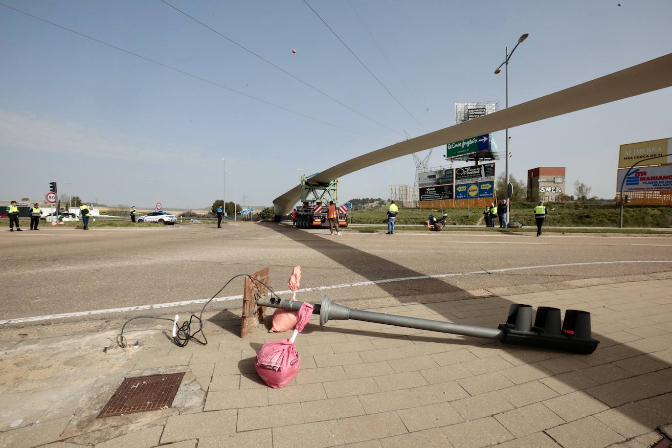 Tres camiones cargados con palas eólicas se atascan en la N-601 en Valladolid