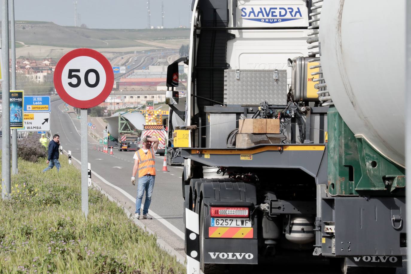 Tres camiones cargados con palas eólicas se atascan en la N-601 en Valladolid