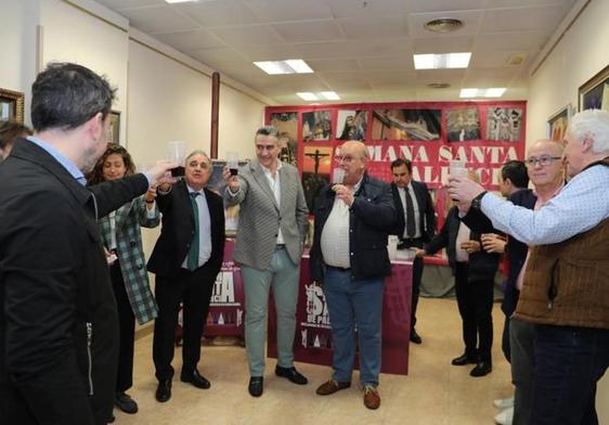 Representantes institucionales y de las cofradías brindan con limonada.