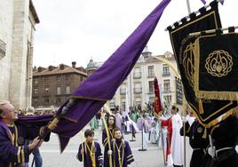 Saludo de estandartes en una procesión del Domingo de Ramos en Palencia.