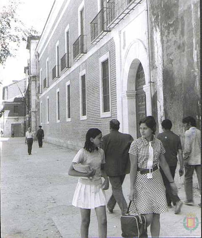 Imagen secundaria 2 - Imágenes históricas de la calle de Chancillería y patio interior del palacio en los años 30 del siglo pasado.