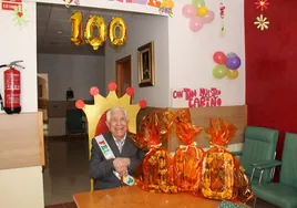Alejandro González posando por su cien cumpleaños