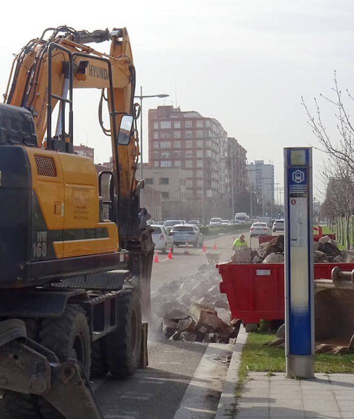 Imagen secundaria 2 - Trabajos para alinear la calzada del paseo del Arco de Ladrillo y retenciones por el corte de un carril en sentido de salida de la ciudad.