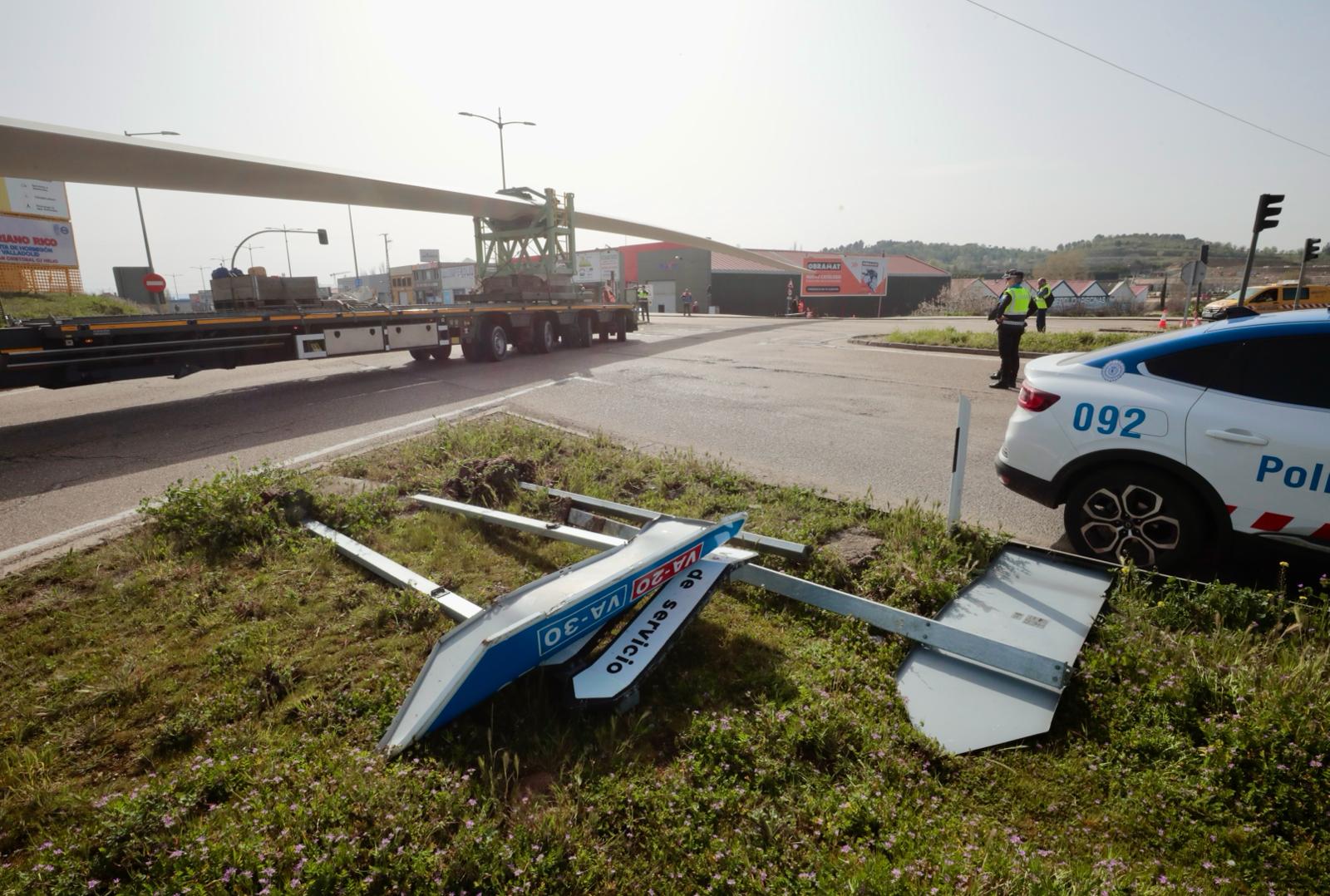 Tres camiones cargados con palas eólicas se atascan en la N-601 en Valladolid