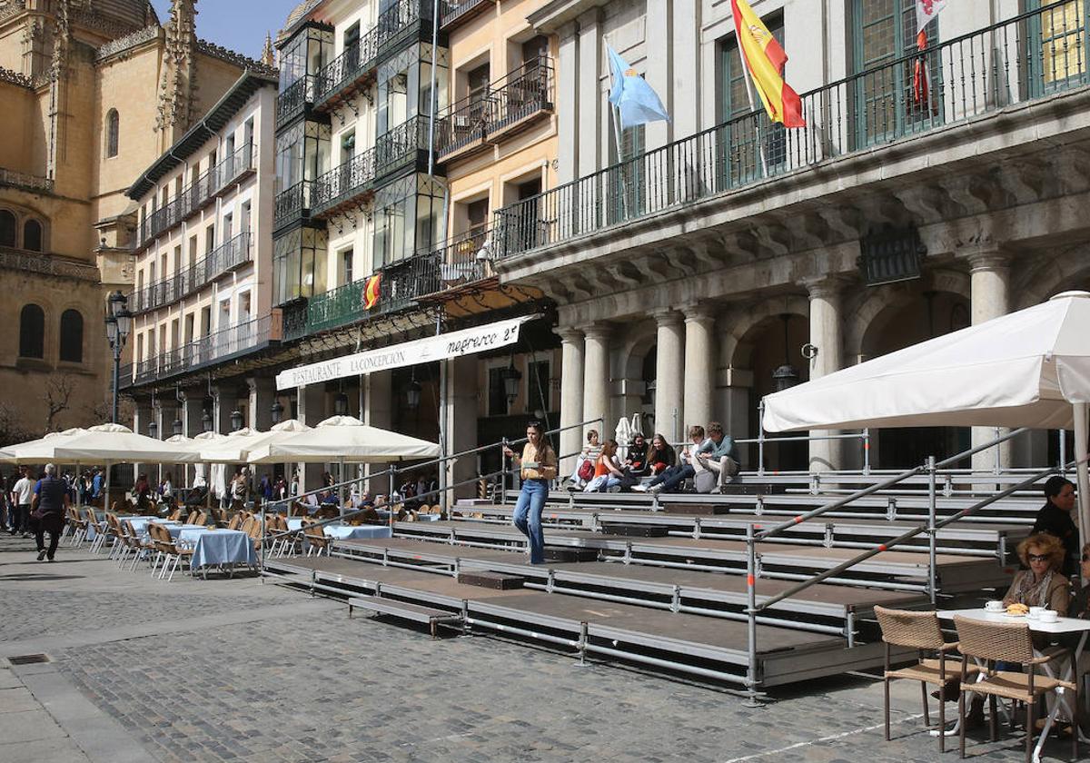 La instalación de las gradas previstas para Semana Santa, pendiente de la venta de abonos
