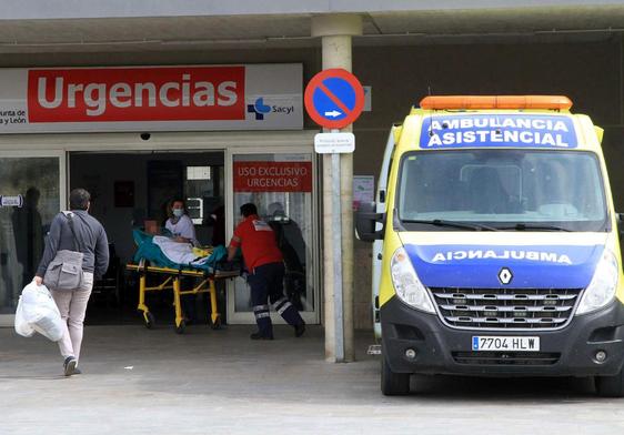 El personal sanitario traslada a una paciente en camilla al servicio de Urgencias de Segovia.