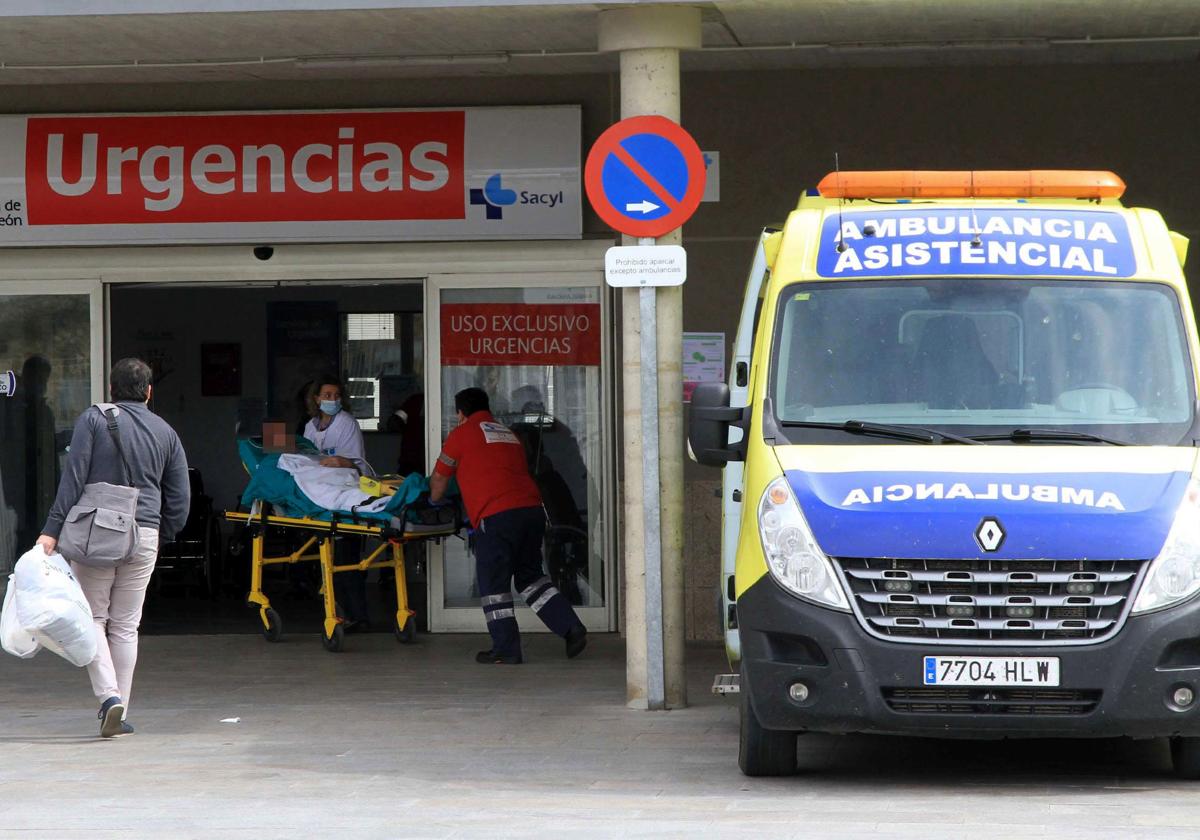 El personal sanitario traslada a una paciente en camilla al servicio de Urgencias de Segovia.