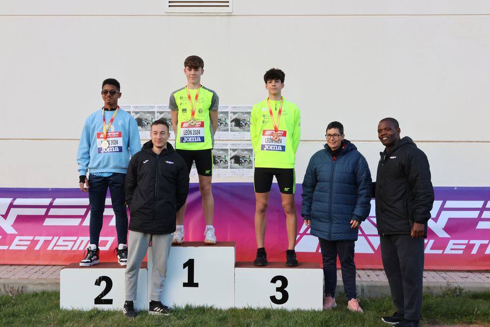 Jorge Vaquerizo e Iván García en el podio de jabalina Sub-18 junto con el segundo clasificado.