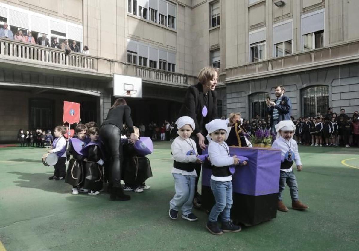 Alumnos del Colegio de Lourdes de Valladolid han celebrado este miércoles una procesión infantil.