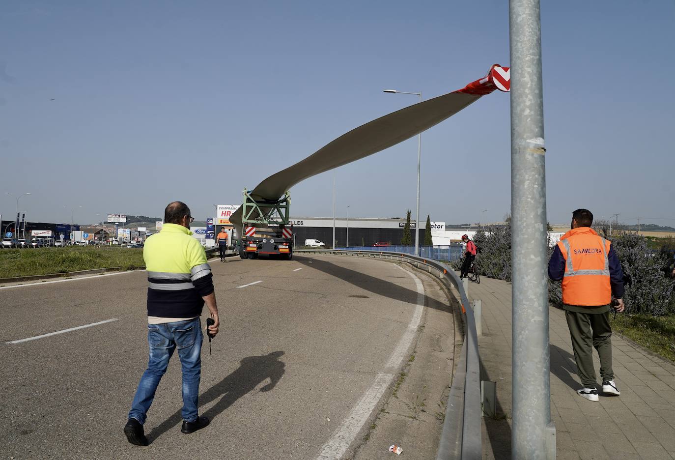 Tres camiones cargados con palas eólicas se atascan en la N-601 en Valladolid