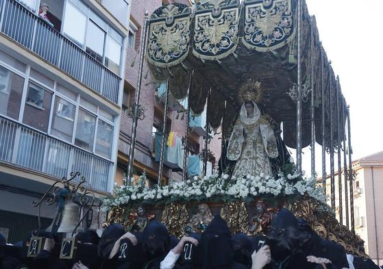 La Virgen de la Vera Cruz desfila en la Oración en el Huerto.