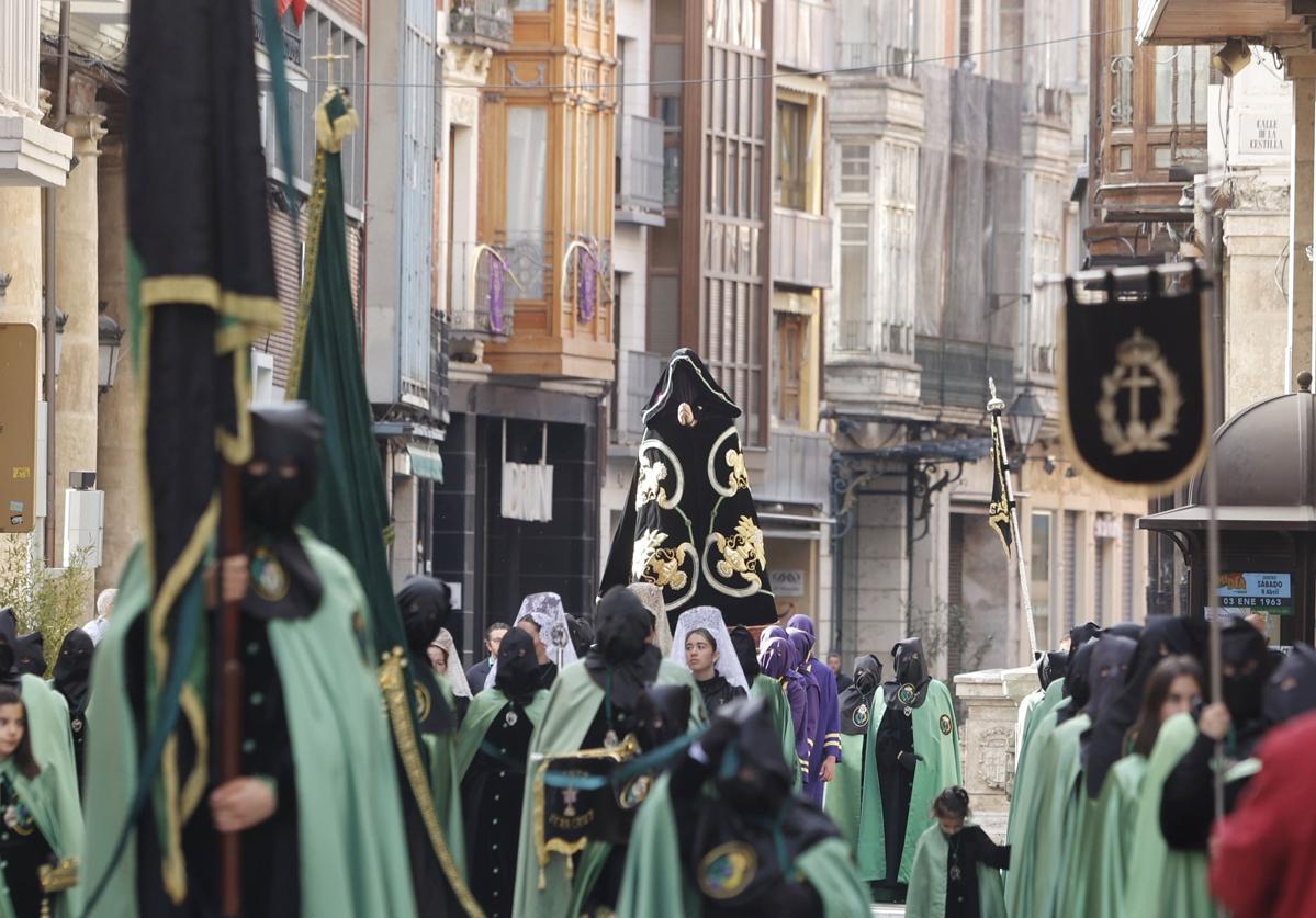 La Virgen avanza cubierta hacia la Plaza Mayor.