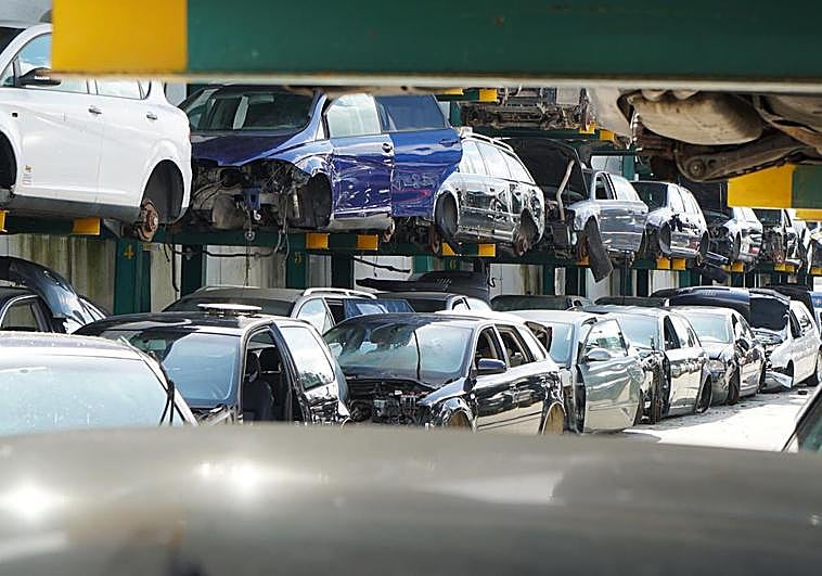 Coches colocados en la campa de un desguace.