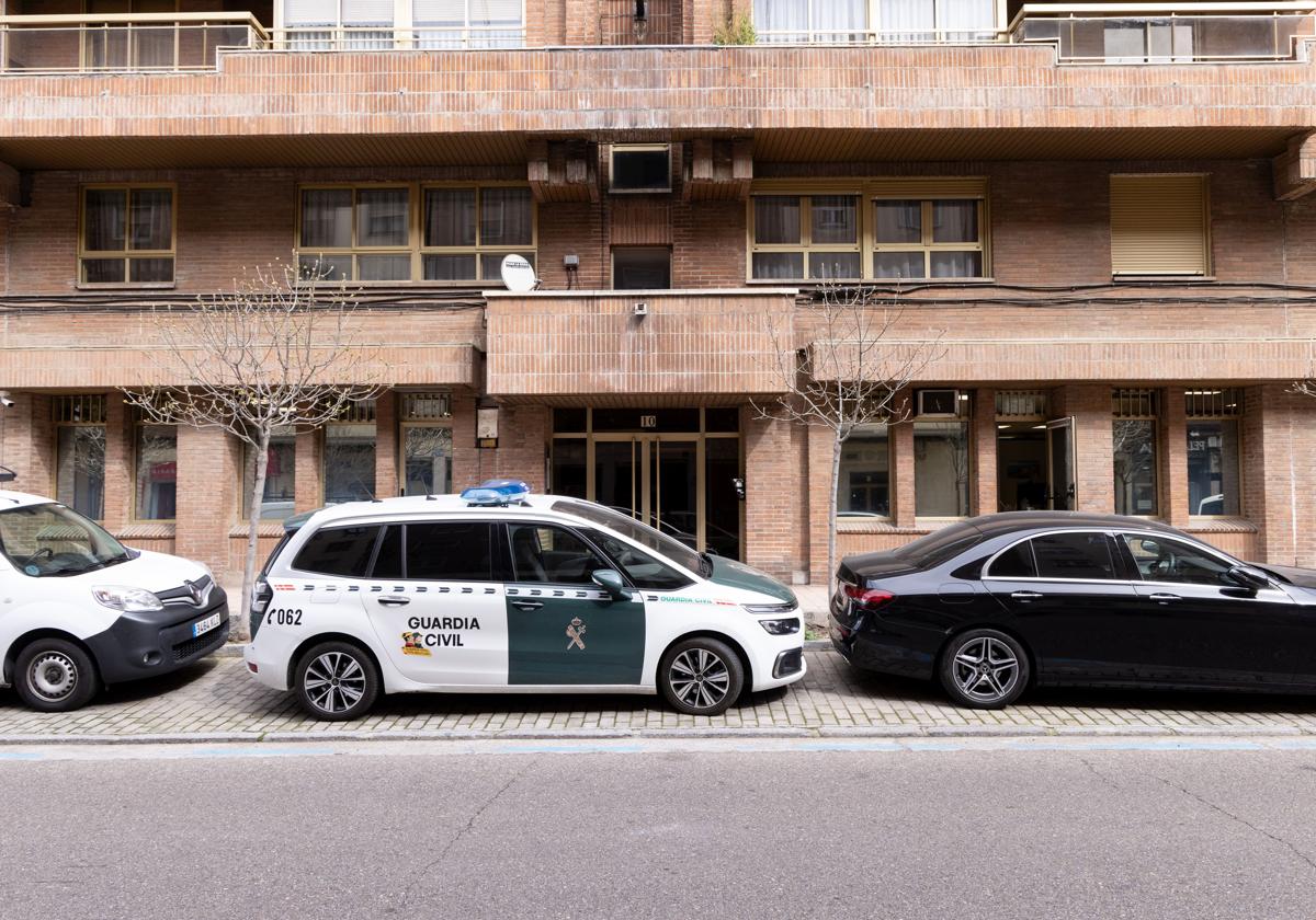 Un vehículo de la Guardia Civil, este lunes en el Juzgado de Menores de Valladolid.