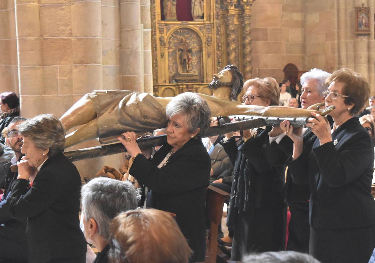 Cinco colectivos portan las tallas en La Arbolada, el Viernes Santo.