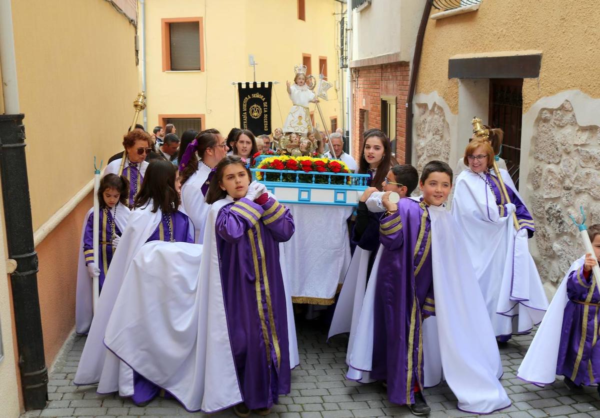 Los niños del Nazareno portan el Niño de Pascua.