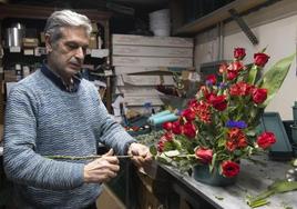 Leopoldo Adiego, dueño de la Floristería Rebeca, prepara uno de los adornos florales para la Semana Santa.