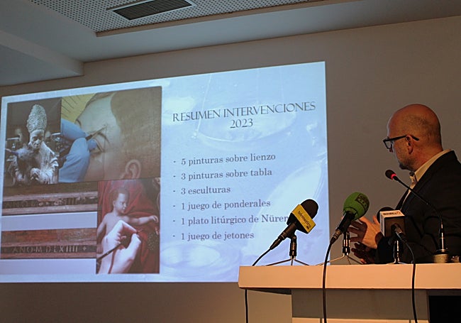 Francisco José Boldo exponiendo las obras restauradas en 2023