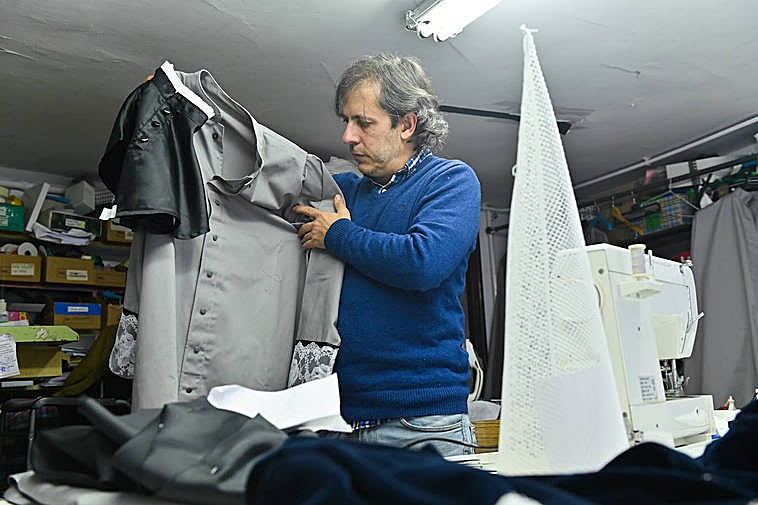 Jesús Muñumer de Artesanía Jorge Guillén, rematando un hábito de Semana Santa.
