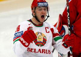 Konstantin Koltsov, durante un encuentro con la selección bielorrusa de hockey sobre hielo.