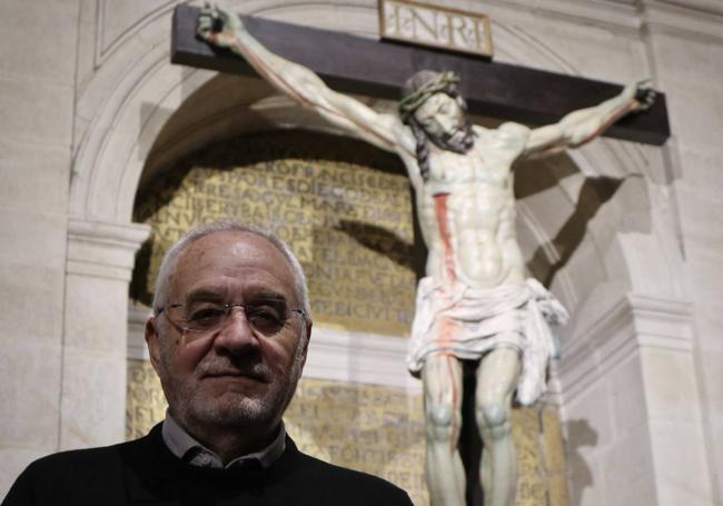 Luis Felipe Delgado, ante el Cristo de las Injurias en su capilla de la Catedral zamorana.