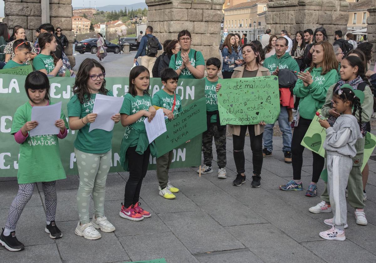 Madres, profesores y alumnos de la marea verde por la escuela pública se concentran este jueves en Segovia.