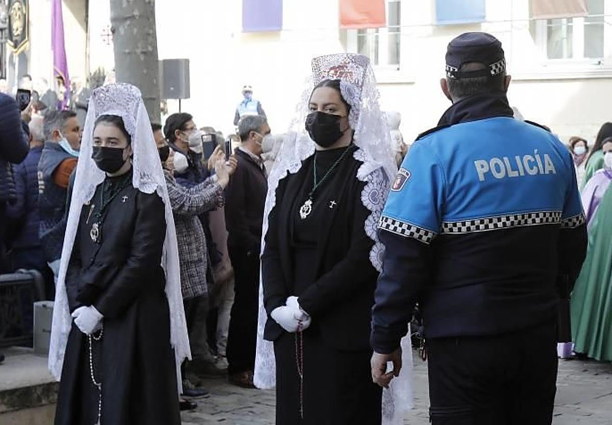 Un agente de la Policía Local de Palencia durante una procesión en 2022.