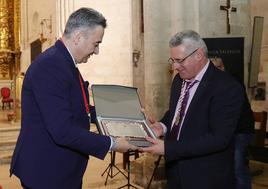 El presidente de la Hermandad, Ricardo Fernández, entrega una placa de recuerdo al pregonero, Fernando Caballero.