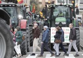 Tractores en la ciudad durante la protesta del pasado viernes.