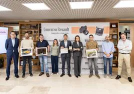 Goyo Ezama (director general de El Norte), David Kollath, Ismael Gonzalo, Emma Redondo, Alain Martín, Mercedes García (directora de Comunicación de Renault Group), David Bascones, Alfredo Moreno y Ángel Ortiz (director de El Norte), en la hemeroteca del diario tras la entrega de los premios.