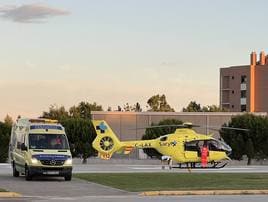 Helicóptero y ambulancia del Sacyl en una imagen de archivo.