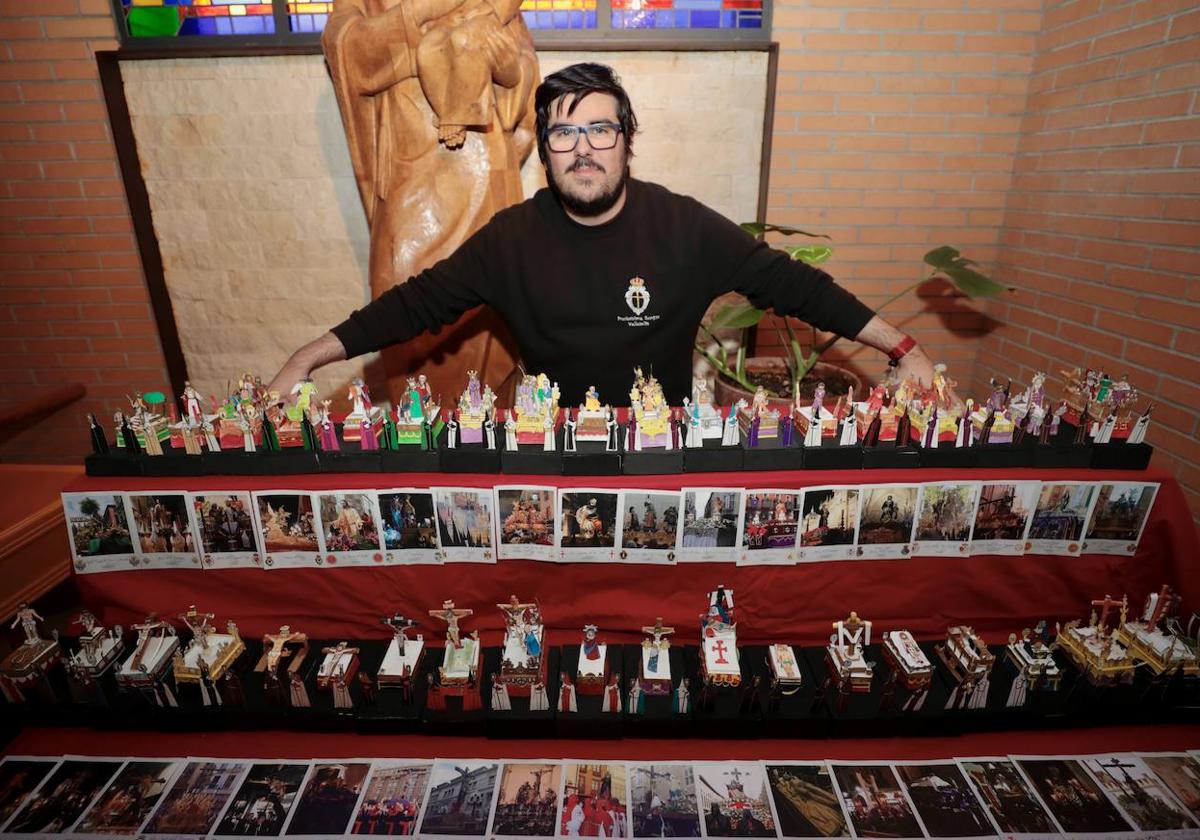 Kevin Catalán posa junto sus recreaciones de Semana Santa en miniatura.