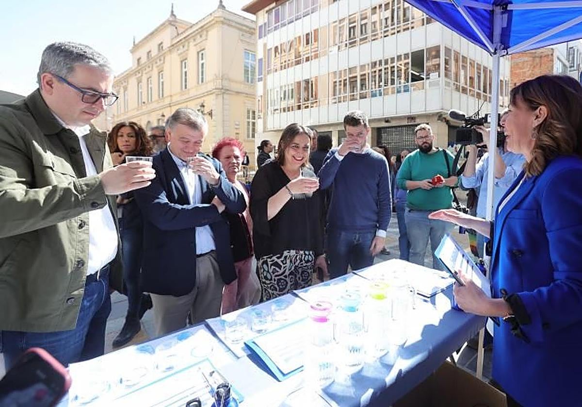 La alcaldesa y miembros del equipo de gobierno participan en la cata de agua.