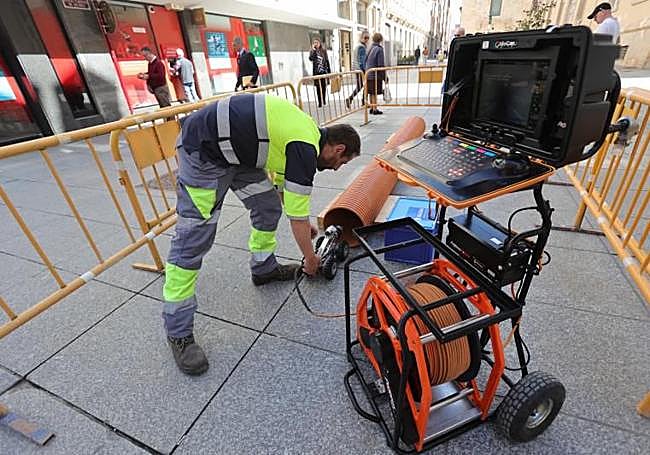 Un operario de Aquona muestra el robot con el que se inspeccionan las tuberías.