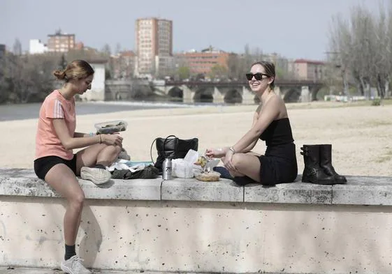 El calor llena Moreras de pícnics improvisados.