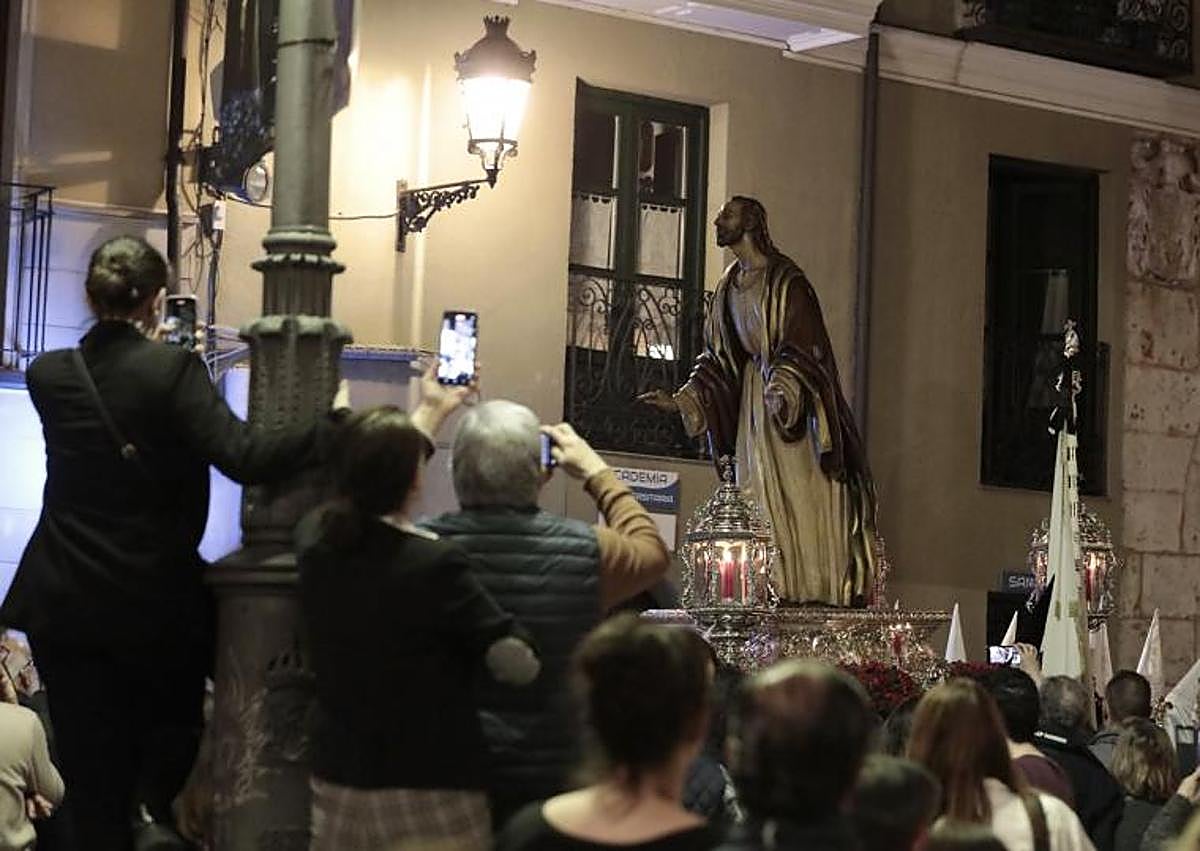 Imagen secundaria 1 - Jesús de la Esperanza congrega a cientos de personas en la primera procesión de la Semana Santa