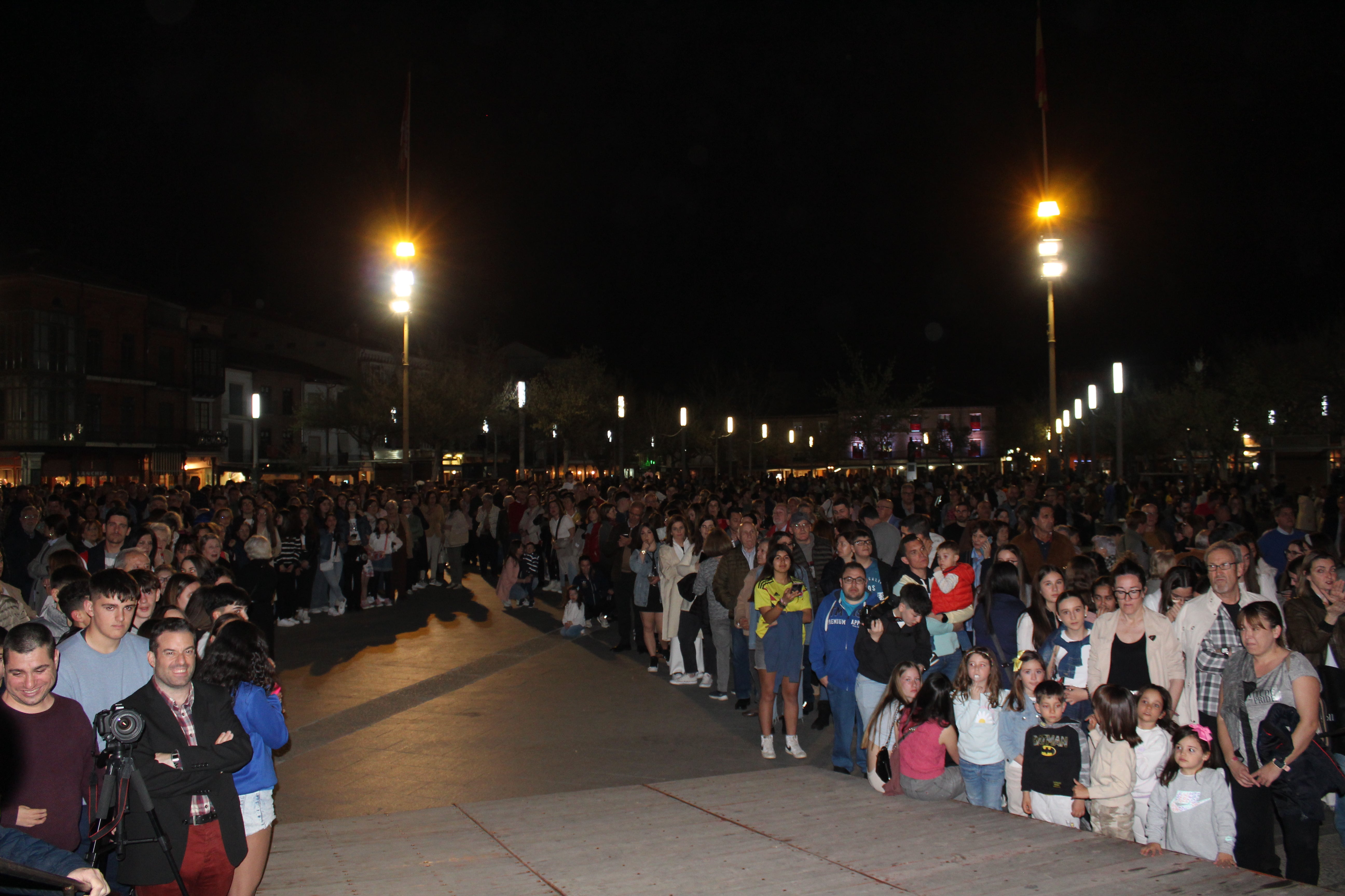 Ciudadanía a las puertas de la Colegiata de San Antolín 