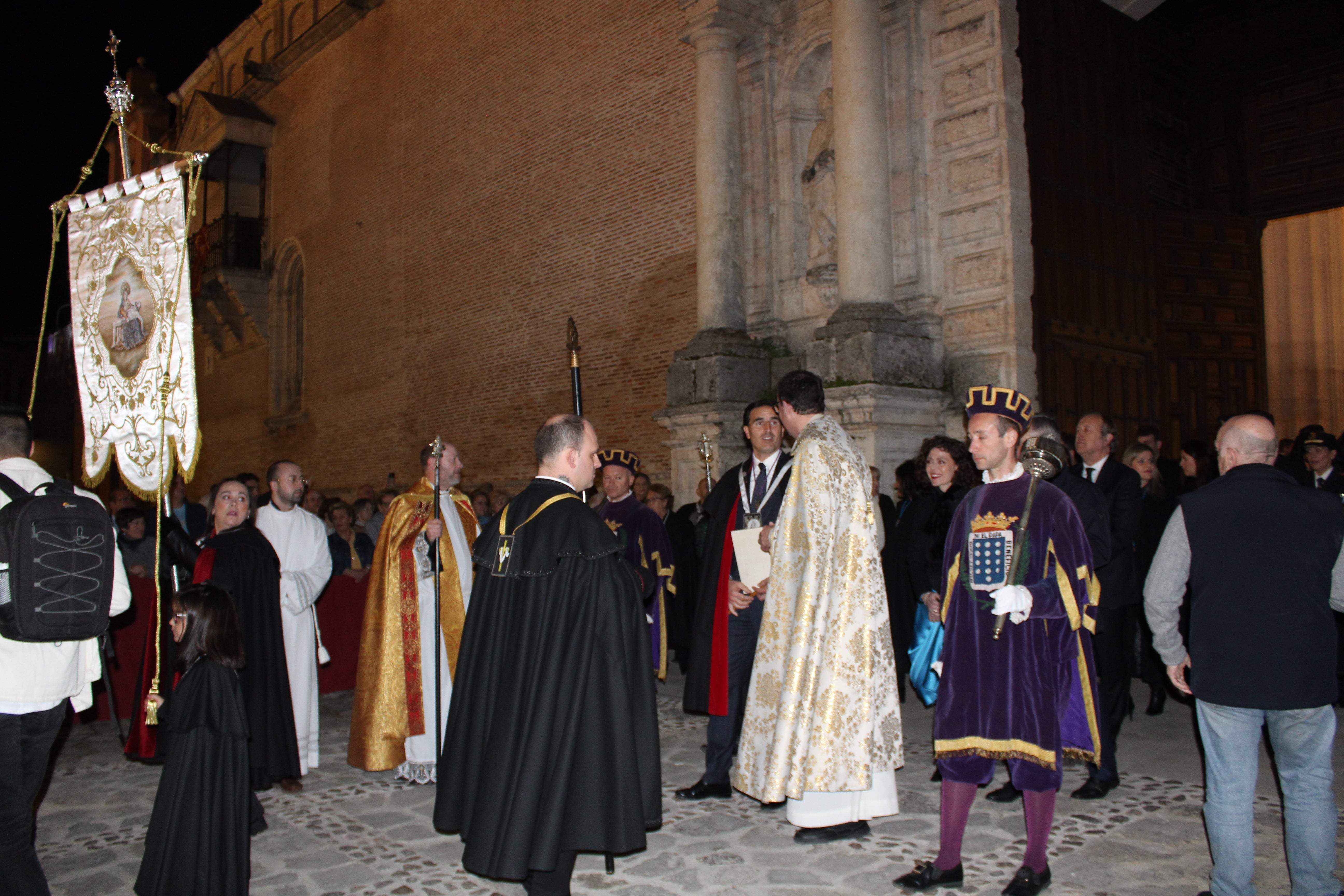 Autoridades en la procesión 