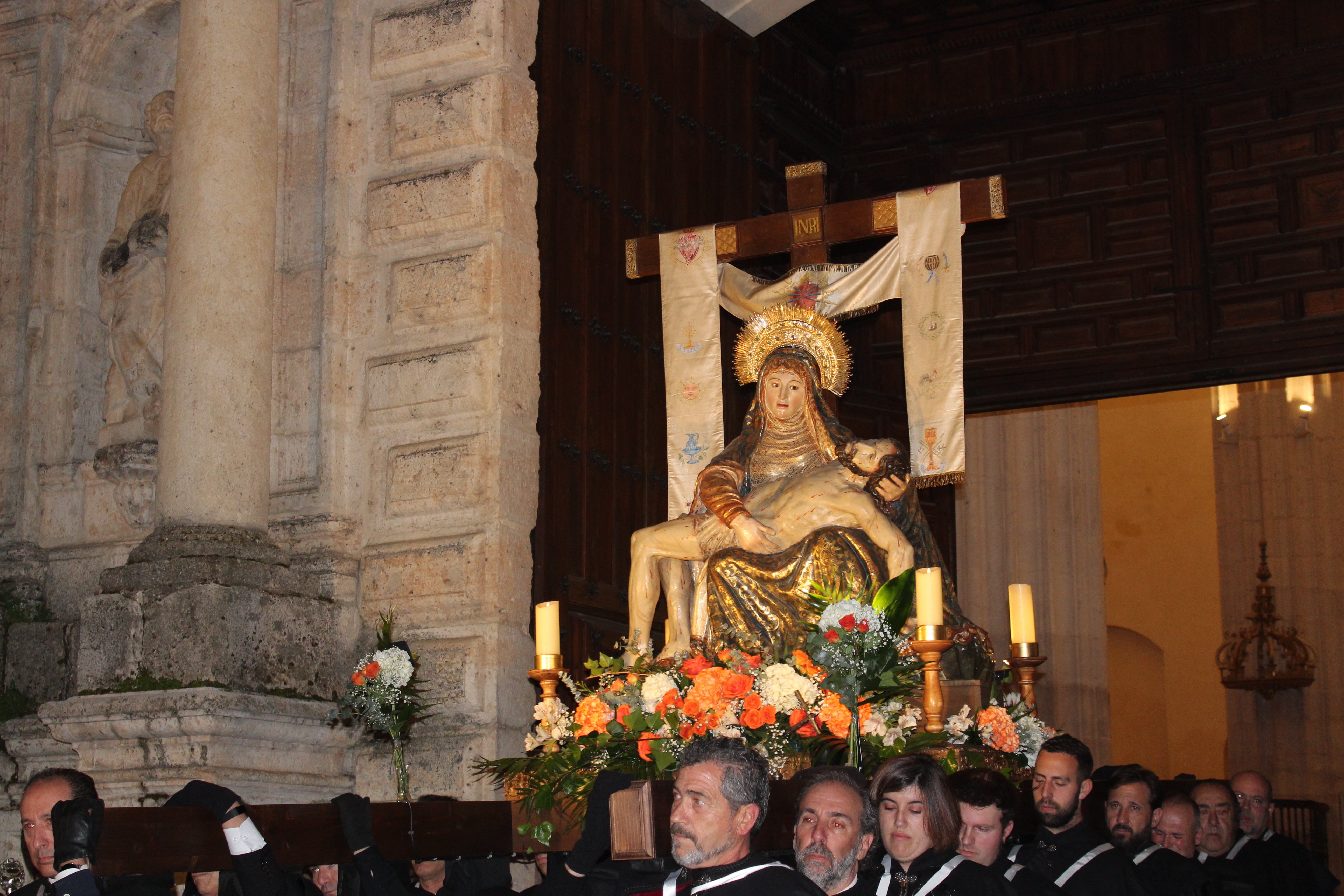 Ntra. Sra. de las Angustias saliendo de la Colegiata a hombros