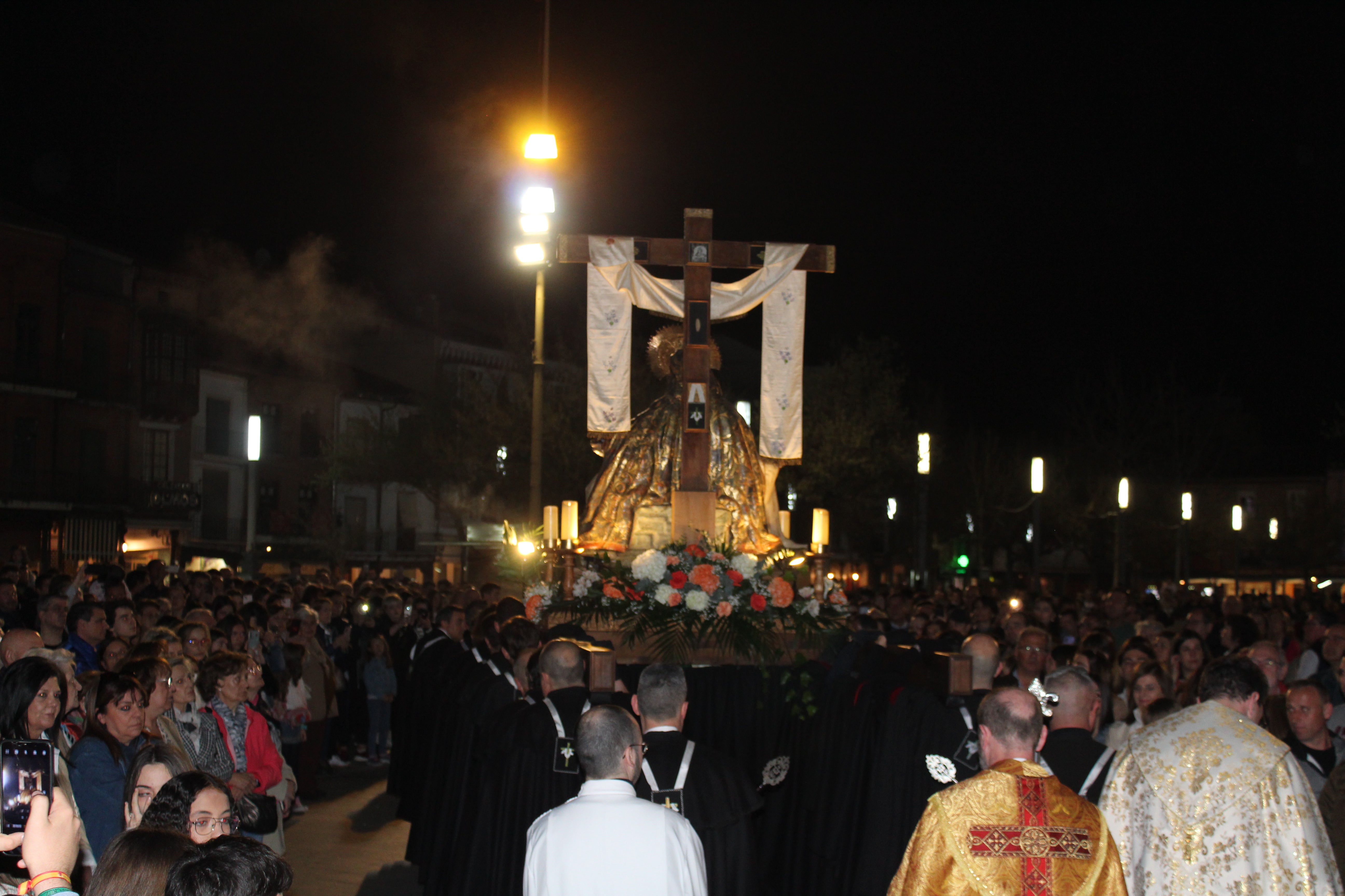 Ciudadanía observando la imagen en la Plaza Mayor de la Hispanidad