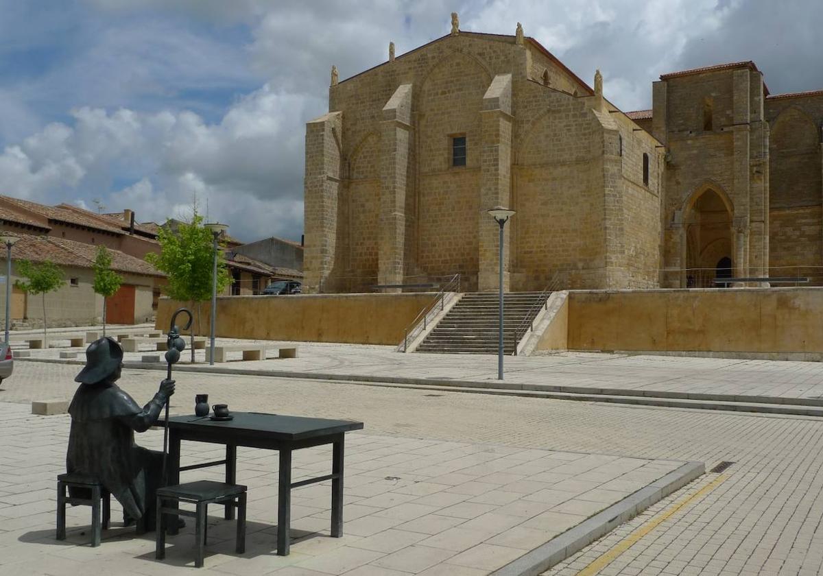 El Monumento al Peregrino, delante de la iglesia de Santa María la Blanca de Villasirga.