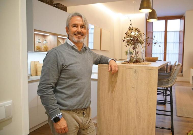 Francisco Geijo, del estudio de decoración Lola Geijo, en la cocina de esta vivienda palaciega