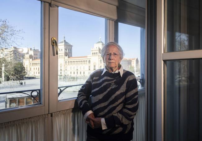 La profesora Fernández del Hoyo posa para la entrevista en su domiciliod e Valladolid.