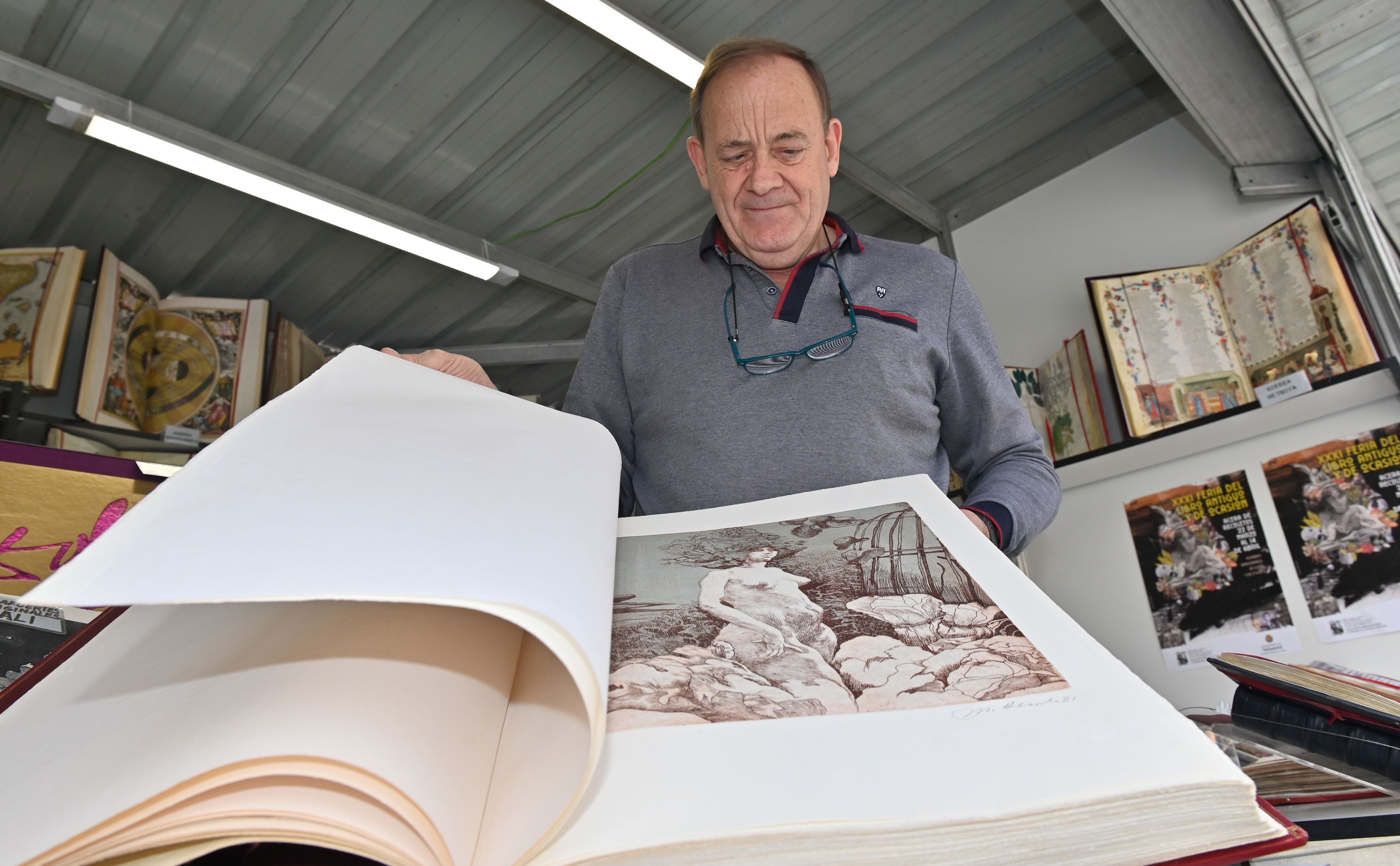 José Antonio Valladares con un ejemplar de la 'Constitución española' en edición monumental de 1981, que incluye 41 grabados, entre ellos Joan Miró, Antonio Saura o Cristóbal Torres. Lo vende por 15.000 euros.