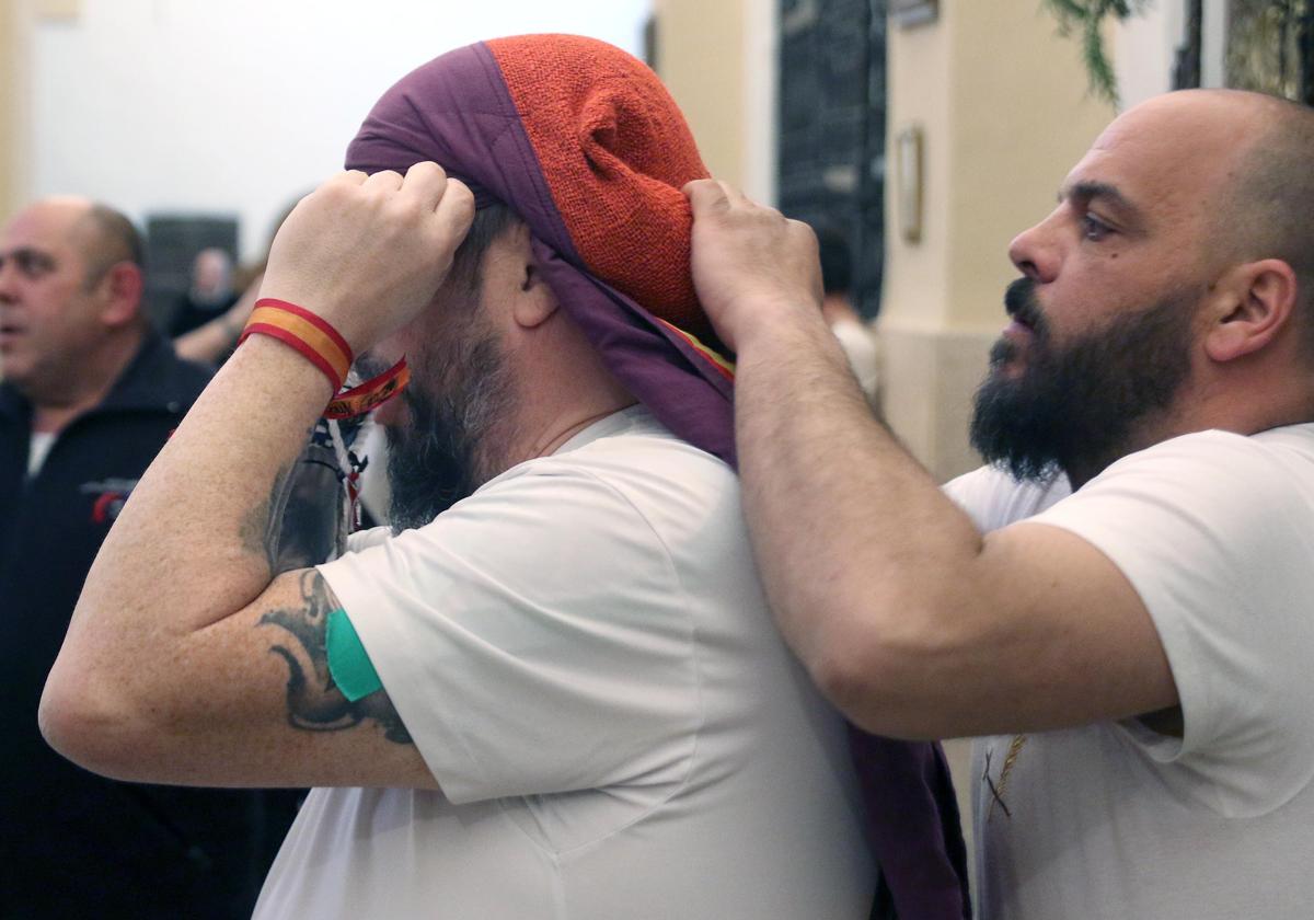 Preparativos para la procesión de los Cinco Misterios.